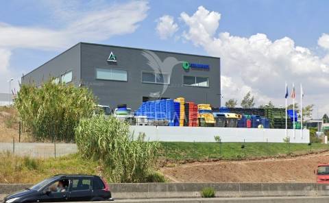 Venda de armazém com logradouro privado 1000m2 loures