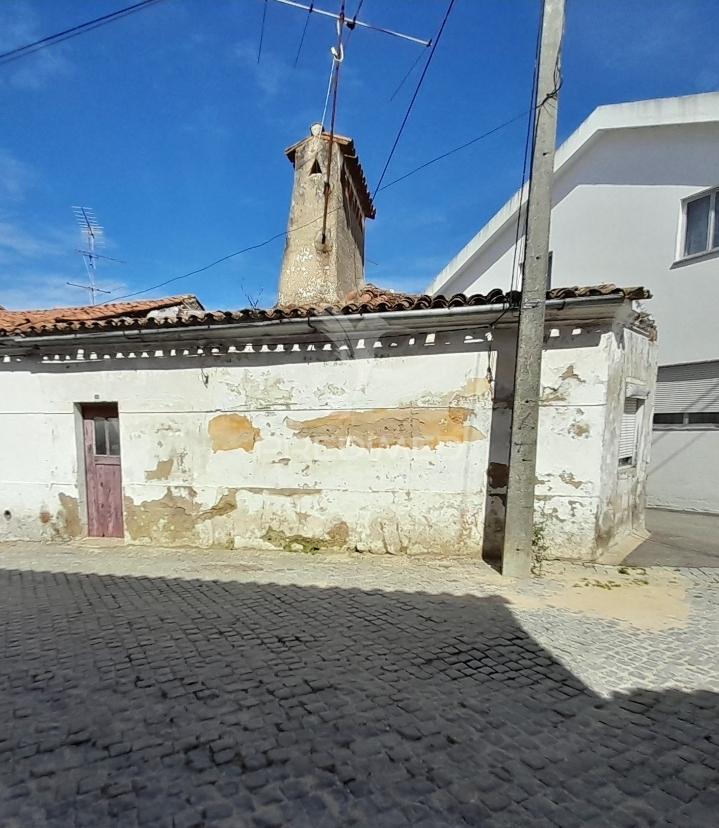 Moradia em alpalhão para reconstruir