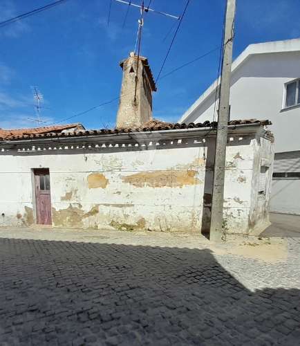 Moradia em alpalhão para reconstruir