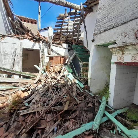 Moradia em alpalhão para reconstruir