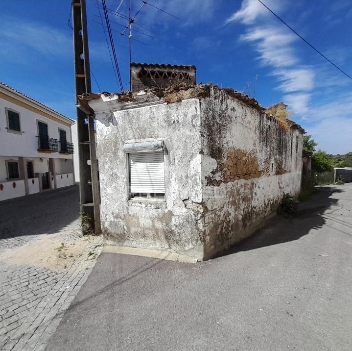 Moradia em alpalhão para reconstruir