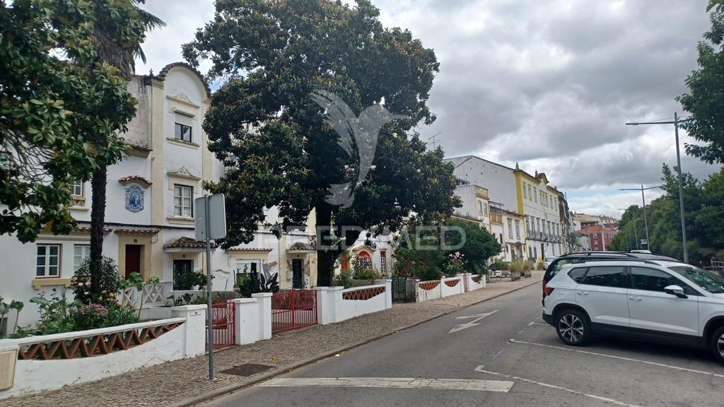 Moradia bifamiliar em portalegre