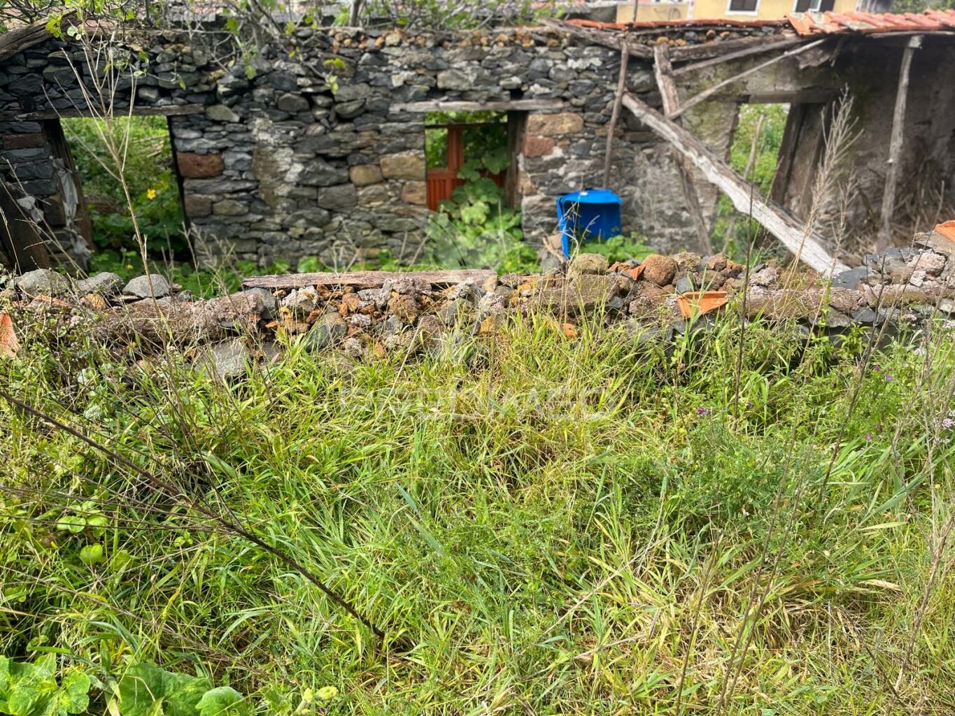 Moradia para recuperar t3 e palheiro com 330m2 de terreno na calheta.