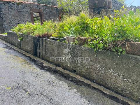Moradia para recuperar t3 e palheiro com 330m2 de terreno na calheta.