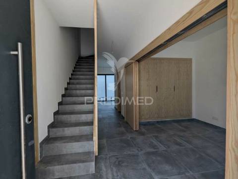 Moradia t2 nova, central, em vila real de santo antónio