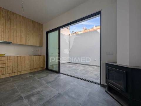 Moradia t2 nova, central, em vila real de santo antónio