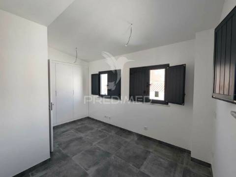 Moradia t2 nova, central, em vila real de santo antónio