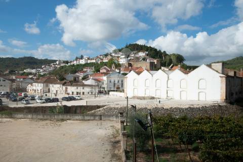 Terreno urbano para construção de moradias em banda no centro de alenquer