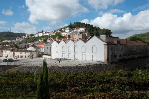 Terreno urbano para construção de moradias em banda no centro de alenquer