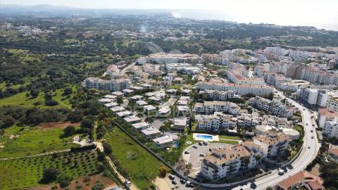 Lote de terreno para construção de moradia c/piscina a 2km da praia