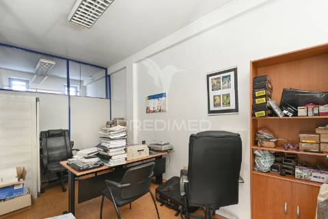 Loja com lugar de garagem, com afetação a habitação.