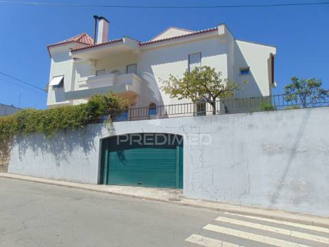 Vivenda c/ jardim junto ao hospital de lordelo - vila real