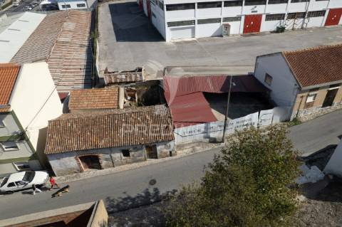 Terreno urbano com ruína para construção de prédio em alenquer