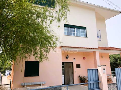 Venda de edifício com 4 pisos - lar de 3ª idade - alvará para 22 utentes.