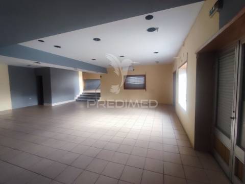 Pedome, vila nova de famalicão.  comercio de 252m2 a venda.