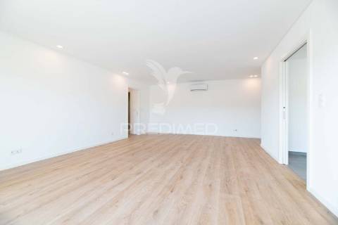 Apartamento t3 em condomínio fechado, com box e piscina.