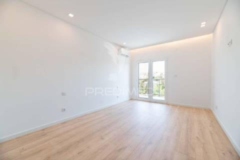 Apartamento t3 em condomínio fechado, com box e piscina.