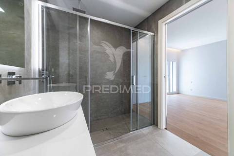 Apartamento t3 em condomínio fechado, com box e piscina.