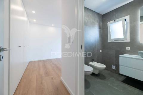 Apartamento t3 em condomínio fechado, com box e piscina.