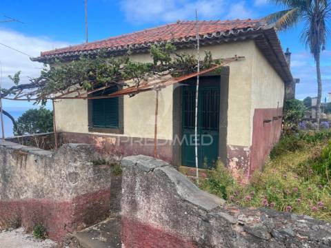 Moradia para recuperar na calheta-prazeres com 1.250m2 de terreno