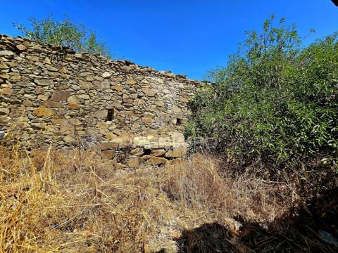 Moradia em ruína para reconstruir com terreno