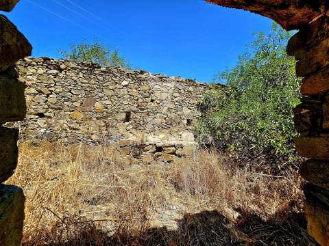 Moradia em ruína para reconstruir com terreno