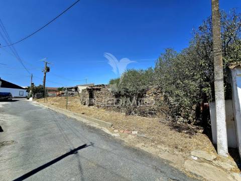 Moradia em ruína para reconstruir com terreno
