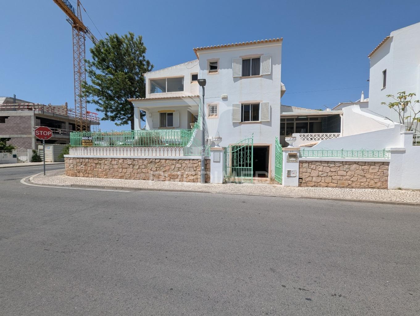 Moradia t5 isolada a curta distância das praias, do centro de albufeira e da vida nocturna