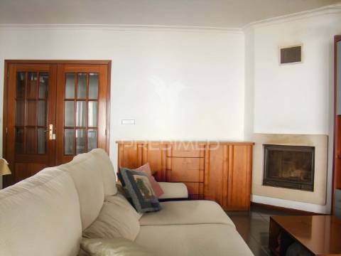 Apartamento t3, com estacionamento, lareira e terraço em ancede (baião)