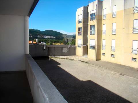 Apartamento t3, com estacionamento, lareira e terraço em ancede (baião)