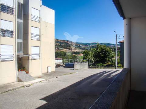 Apartamento t3, com estacionamento, lareira e terraço em ancede (baião)