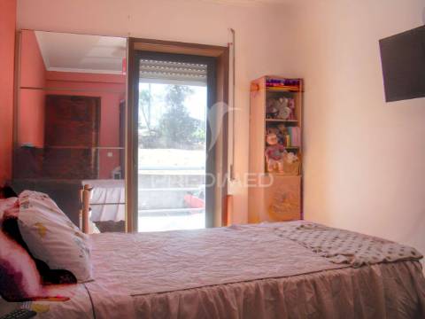 Apartamento t3, com estacionamento, lareira e terraço em ancede (baião)