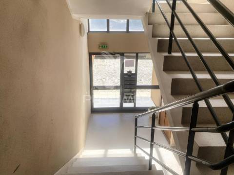 Apartamento t3, com estacionamento, lareira e terraço em ancede (baião)