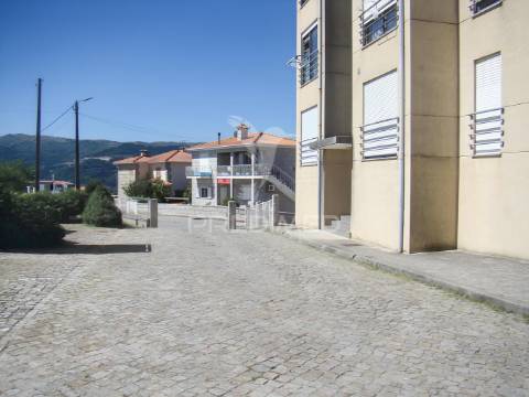 Apartamento t3, com estacionamento, lareira e terraço em ancede (baião)