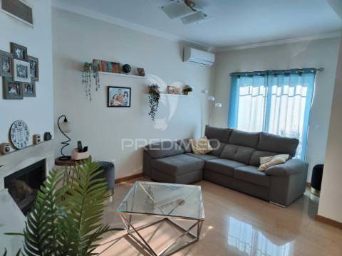 Moradia t3+1 em azeitão 168m²