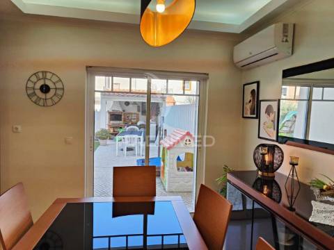 Moradia t3+1 em azeitão 168m²