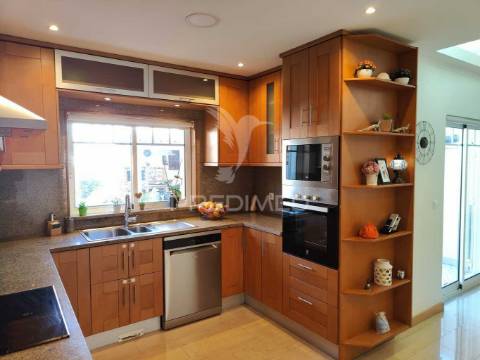 Moradia t3+1 em azeitão 168m²