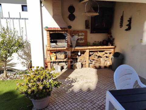 Moradia t3+1 em azeitão 168m²