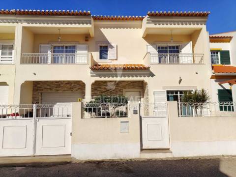 Moradia t3+1 em azeitão 168m²