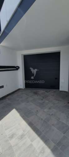 Moradia geminada com garagem em vale milhaços