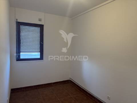 Arrenda-se apartamento t4 – vale da amoreira