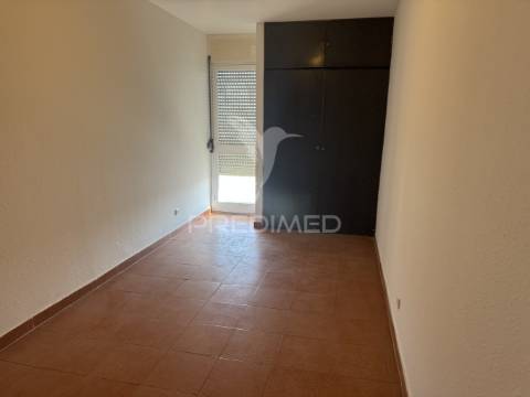 Arrenda-se apartamento t4 – vale da amoreira