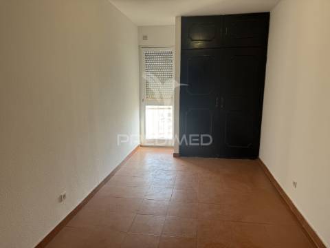 Arrenda-se apartamento t4 – vale da amoreira