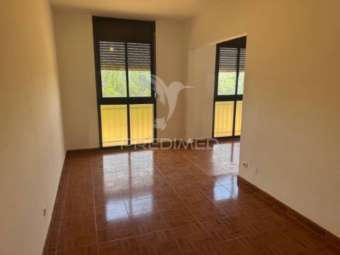 Arrenda-se apartamento t4 – vale da amoreira