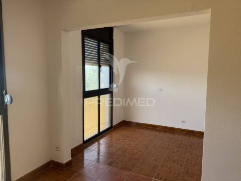 Arrenda-se apartamento t4 – vale da amoreira