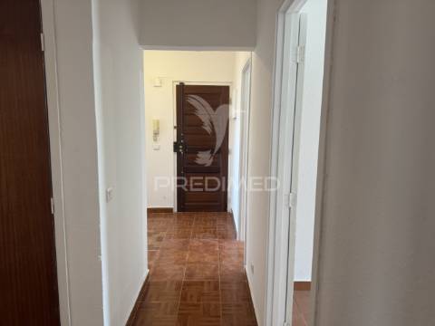 Arrenda-se apartamento t4 – vale da amoreira