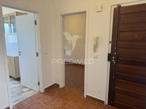 Arrenda-se apartamento t4 – vale da amoreira