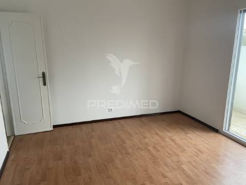 Moradia t4 com jardim na charneca de caparica