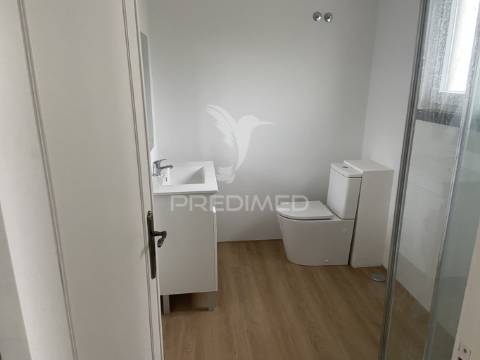 Moradia t4 com jardim na charneca de caparica