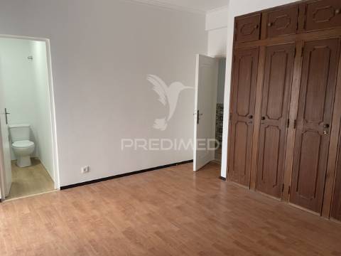 Moradia t4 com jardim na charneca de caparica